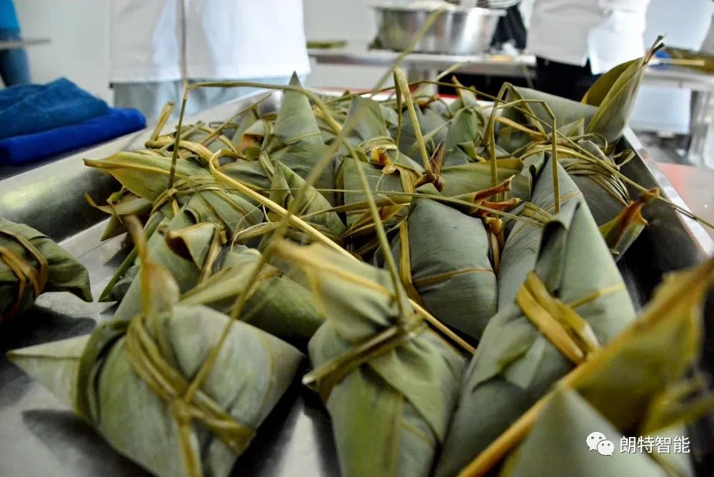 粽叶飘香 共度端午——4001百老汇智能开展端午节包粽子运动