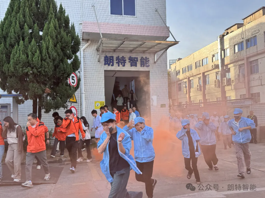 筑牢清静双防地—— 4001百老汇智能开展消防演练与反诈宣传运动